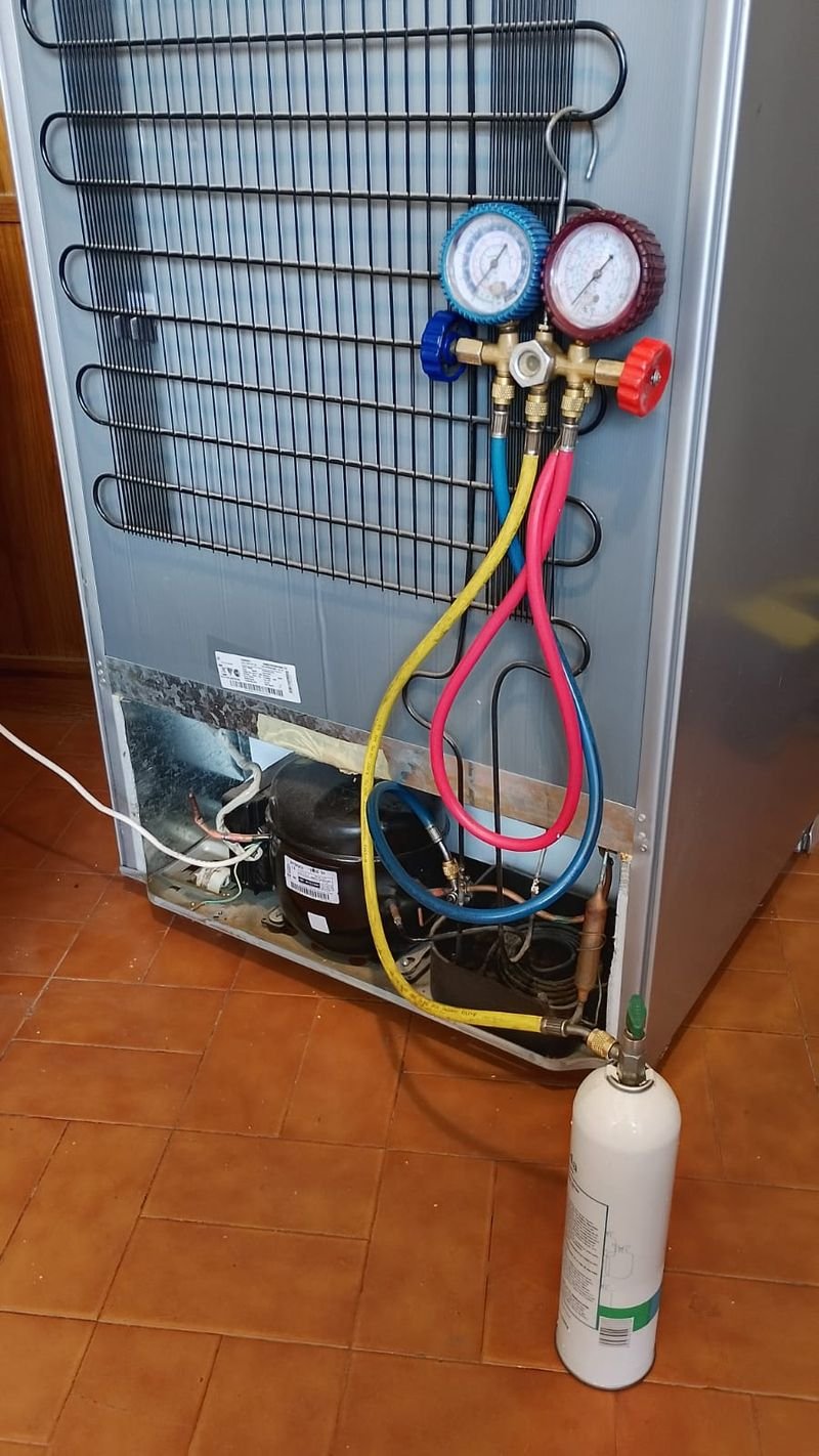 Técnico de Refrigeración Express BA realizando carga de gas a heladera en Caballito, CABA